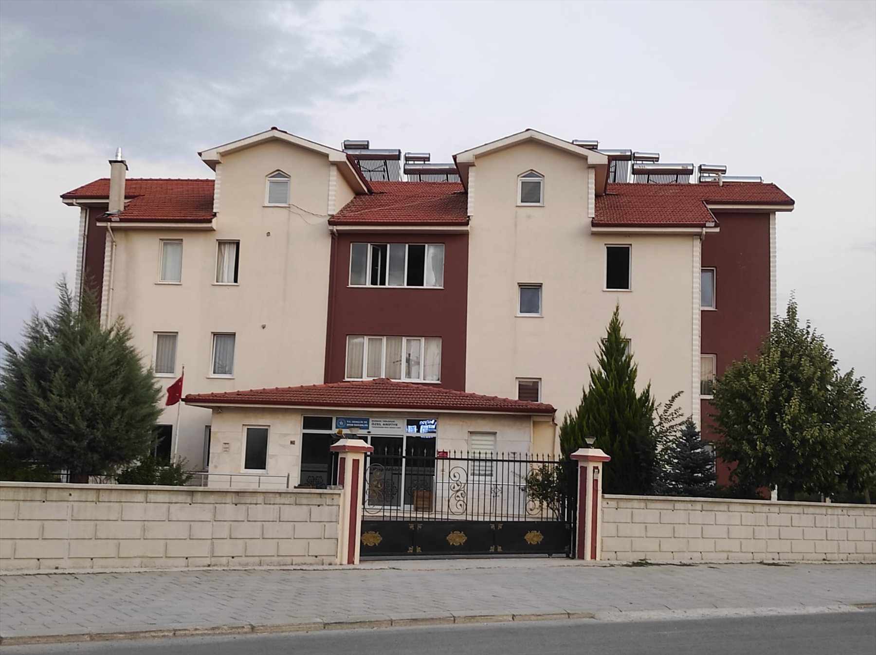 Arifiye Erkek Öğrenci Yurdu binası - Gölhisar